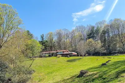 Image de Limited-Time April Deals—Your Dream Getaway at Grapevine Retreat