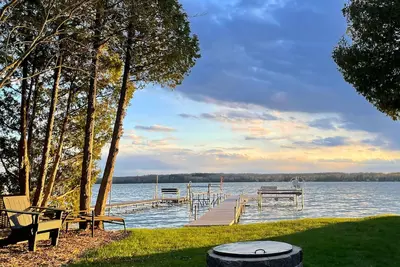 Image de Starflower Cottage- Vintage Charm on the Lake