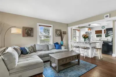 Image de Modern Beach House Near Parks & Playgrounds