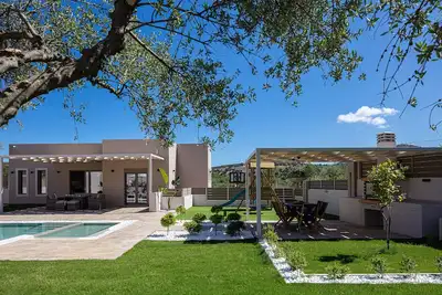 Koin Villa Sunrise, with Heated Pool & Whirlpool