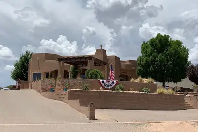 Image de Kelly’s Casita with gated off road parking. Private, quiet, clean, comfortable.