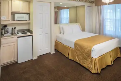 Image de Relaxing Getaway! 2 Comfortable Units, Pool, Free Parking, Near Titanic Museum
