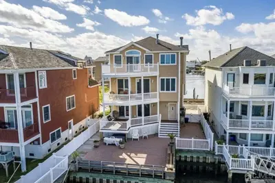 Image de Bay Front Property with 360 Degree Water Views