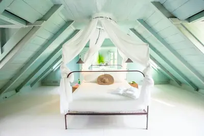 Image de Salt Box: an Enchanting Historical Property with a Pool