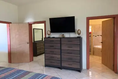 Image de Spacious 3-Bed 2-Bath Fully Air Conditioned Home