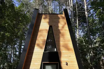 Cabane sur pilotis avec spa privatif en forêt