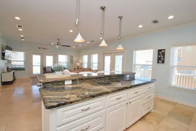 Image de Sandy Bottoms~4 bedroom 2 bathroom~ steps away from the beach with great views!