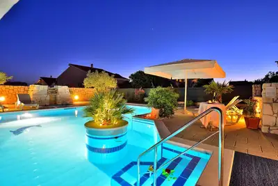 Image de Ferienwohnung in Luxus Villa mit Pool, 4/5 Zimm. 6 Per