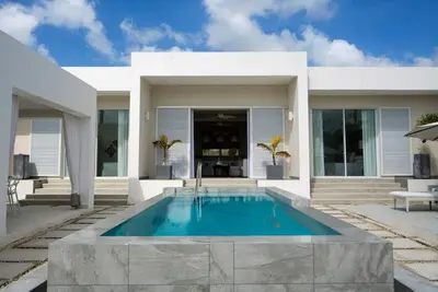 Image de Tropical Oasis by Beach with Pool - Footprints South