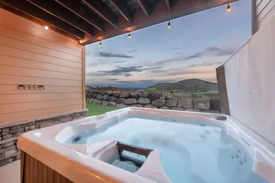 Image de Newly Furnished Black Rock Townhome with Theater, Game Room & Stunning Mountain Views! - Sleeps 12