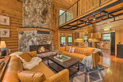 Image de Kayaks + Fire Pit: Lux Riverfront Lodge, Sleeps 20