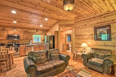 Image de ‘The HoneyBee’ Cabin w\/ Private Porch + Hot Tub