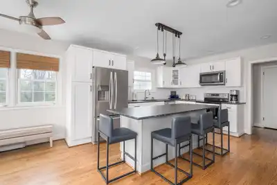 Image de Beautifully renovated home close to it all!