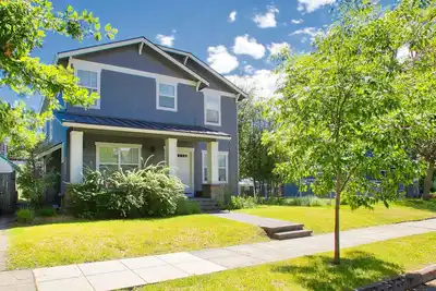 Image de Cda home walking distance to beaches, parks, library and downtown boutiques