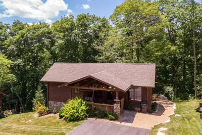 Image de Carolina Wren Cottage New cabin near Blowing Rock with 2 suites and hot tub!