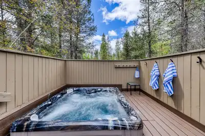 Image de Sunny sanctuary with pool, hot tub, sauna, grill, fireplace, W/D, and New Ac!