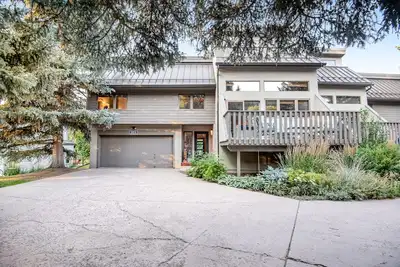 Image de Newly Remodeled retreat with private hot tub, large deck, & fast WiFi