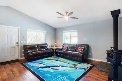 Image de Dog-Friendly Home w/ Front Porch, Wood Stove, WiFi, W/D - Walk to the Beach