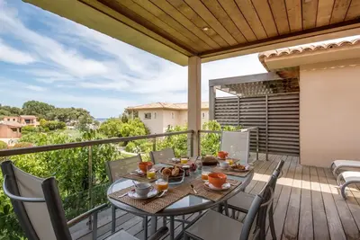 Image de Joli appartement avec climatisation, Wifi, Tv, terrasse, animaux admis et parking