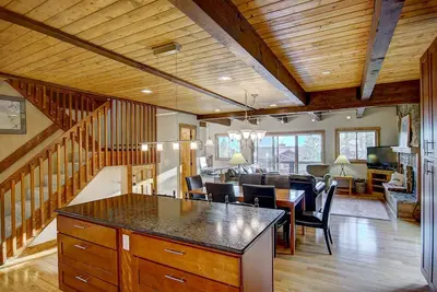 Image de Walk to Mtn/Spacious Th w/3 enSuites+ Pool-W/D in Unit-Free Garage EVCharger-Ac in Master-Dogs Ok
