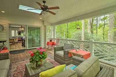 Image de Highlands Cottage w/ Sunroom ~ 1 Mile to Downtown!