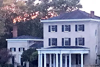 Image de Book all four units in this National Historic Landmark home in the Village of Geneseo