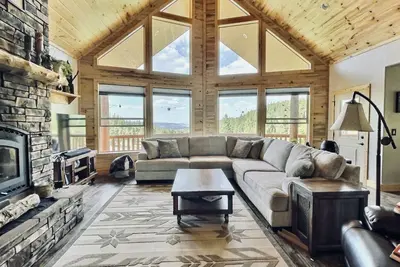 Image de Serenity in Duck Creek Village - Huge cabin on 6 acres overlooking mountains
