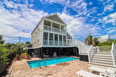 Image de Five Bed, Four Bath, Renovated, Oceanfront Home w/ Private Pool