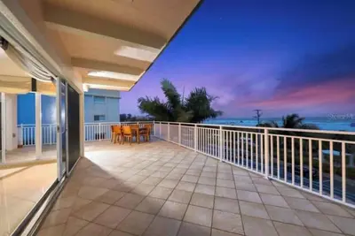 Image de Beach front paradise located in a Condo Building Beach front Penthouse!