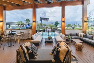 Image de Aviary | Perfect Group House 5 Blocks From King St