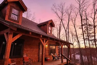 Image de Tupelo - Hand hewn private log cabin with views