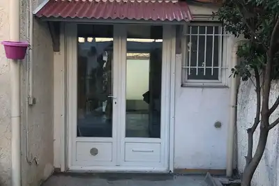 Image de petit studio avec terrasse dans villa