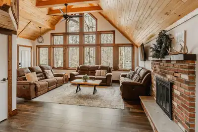Image de Pocono Family Getaway - Beautiful Home in Arrowhead Lakeside Community!