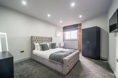 Appartement-Supérieure-Salle de bain privée séparée-Vue sur Rue-One bedroom w. . .