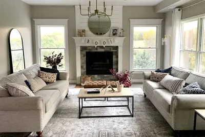 Image de Secluded, spacious, hilltop acreage home with stunning views of Omaha skyline