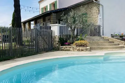 Image de Villa Taeo, piscine, jardin arboré et vue sur les vignes - 10km d'Avignon