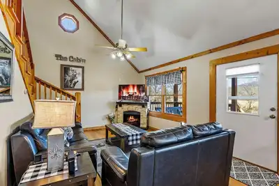 Image de Little Ponderosa Farmhouse Cabin, Fp, Hot tub, Arcade, Trails, Fishing, near Utk