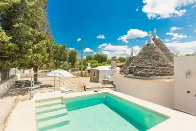 Trullo Il Pioppo Gigante. Bain à remous, jardin privatif, wifi, plages à 15 km.