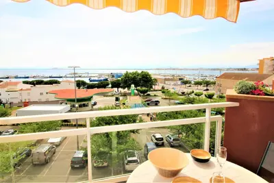Image de Excellente Situation Face Au Port De PÊCHE Et Avec Vue Sur La Baie De Roses. Grande Terrasse. Grand Parking Public Devant.