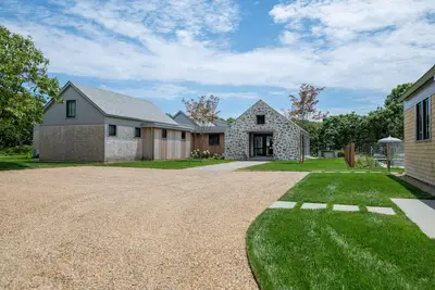 Image de Brand New 5 Bedroom Compound With Pool and Guest House!