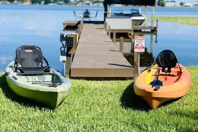 Image de Waterfront Lakehouse, Private Dock, Tiki Bar, Kid Jungle Gym, Near Legoland | Lake Idylwild Delight