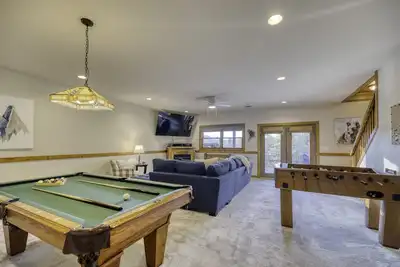 Image de Stunning views! Prime location! Huge Game room! Hot tub! Fire pit!