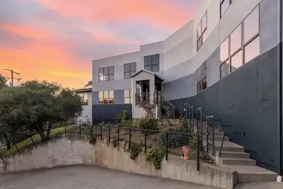 Image de Oakland Hills Home: Artistic, Spacious, with Views, Home Office, and Gym