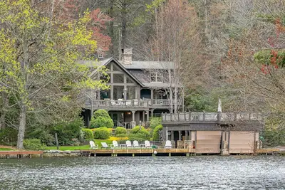 Image de Beautiful lakefront home nestled into a cove