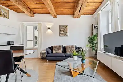 Image de Stylish Old Town Escape: Views & Serenity