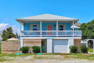 Image de Ocean view deck, steps from the beach, 2 king beds, easily accommodates four