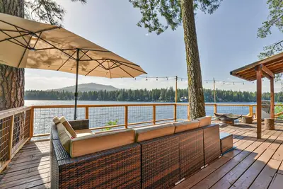 Image de Year around Bliss Lakehouse with hottub and deck