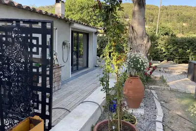 Image de Maisonnette avec jardin au calme