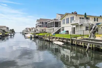 Image de Waterfront! Bring Your Own Boat! Fits Large Families (2 Living Rooms, Sleeps 14)