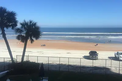 Image de Snowbirds, Relax on the 2nd Floor Balcony Corner Unit and Listen to the Waves!